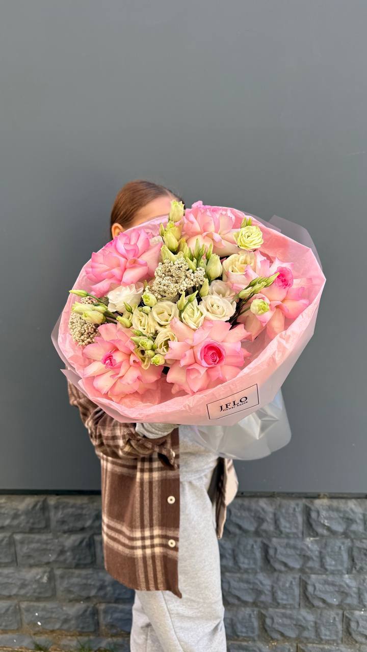 Букет "Розы с эустомой" с доставкой в Адлере