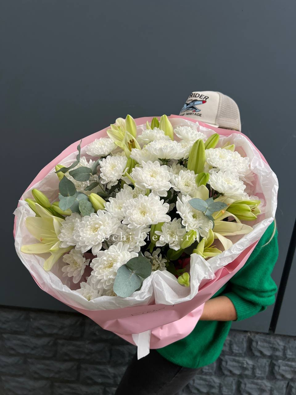  Букет  хризантем и лилии с доставкой в Адлере