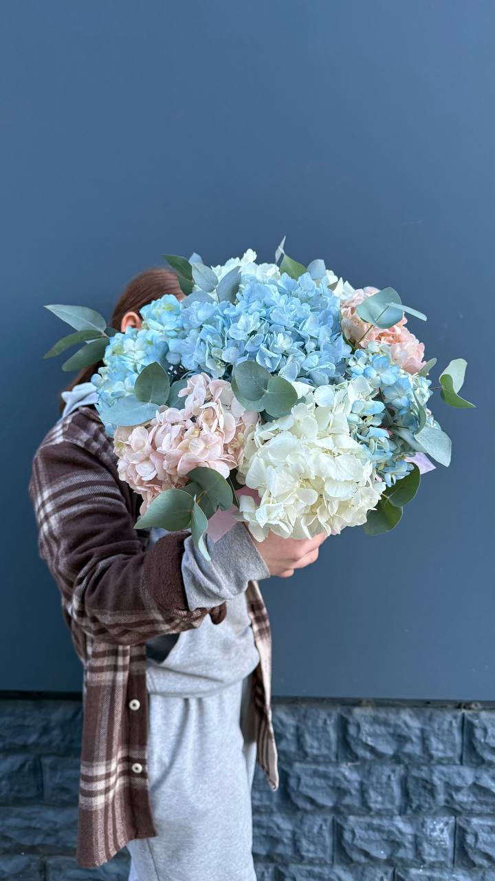 Гортензии в коробочке с доставкой в Адлере