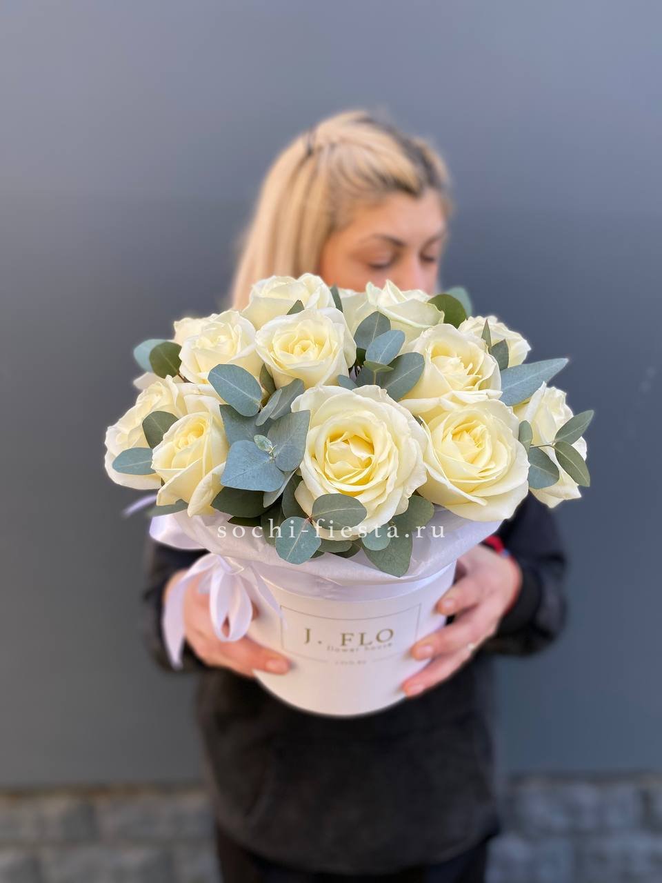 15 белых роз в боксе в Адлере