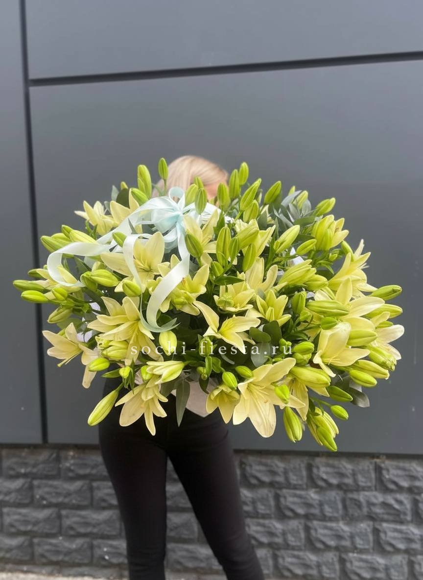Лилии в корзине в Адлере