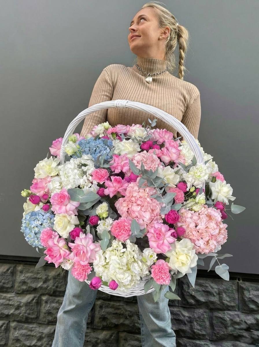 Цветочная корзина №3 с доставкой в Адлере