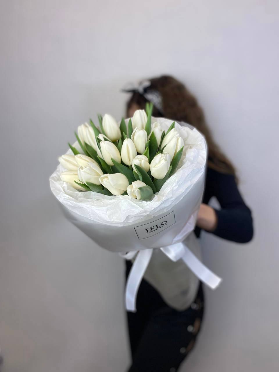  19 белых воздушных тюльпанов с доставкой в Адлере