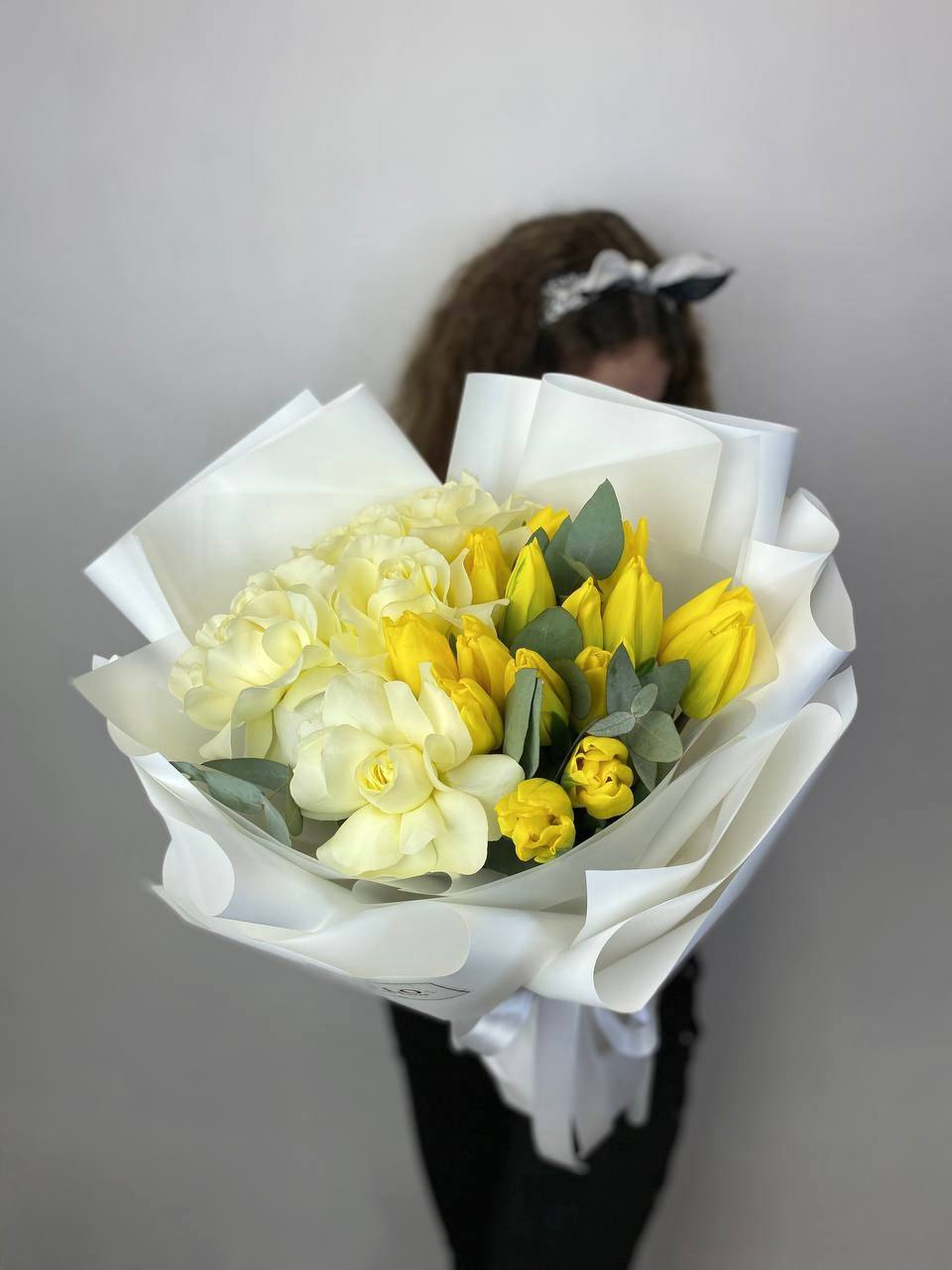 Дуо жёлтые тюльпаны и розы с доставкой в Адлере