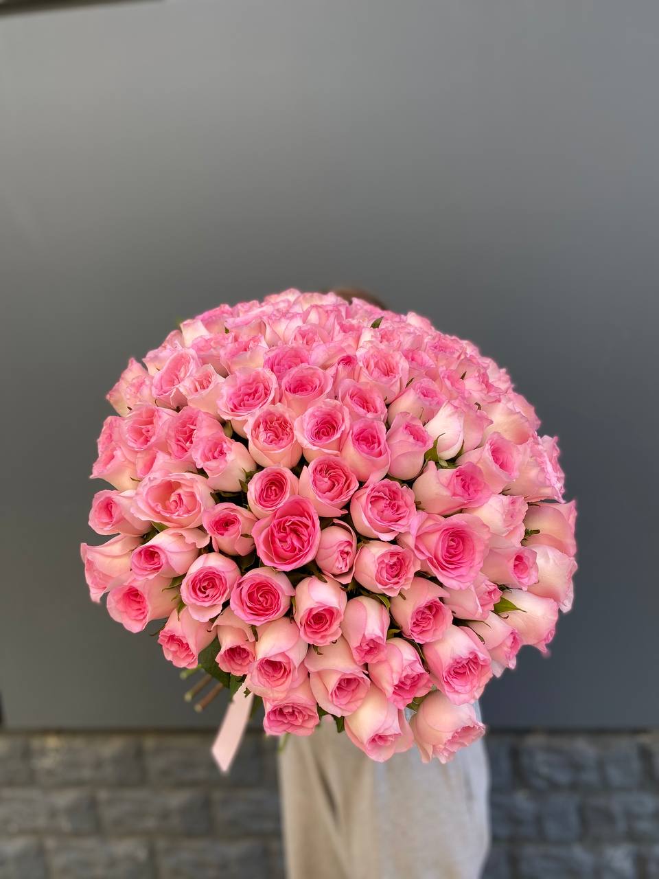 101 розовая роза с доставкой в Адлере