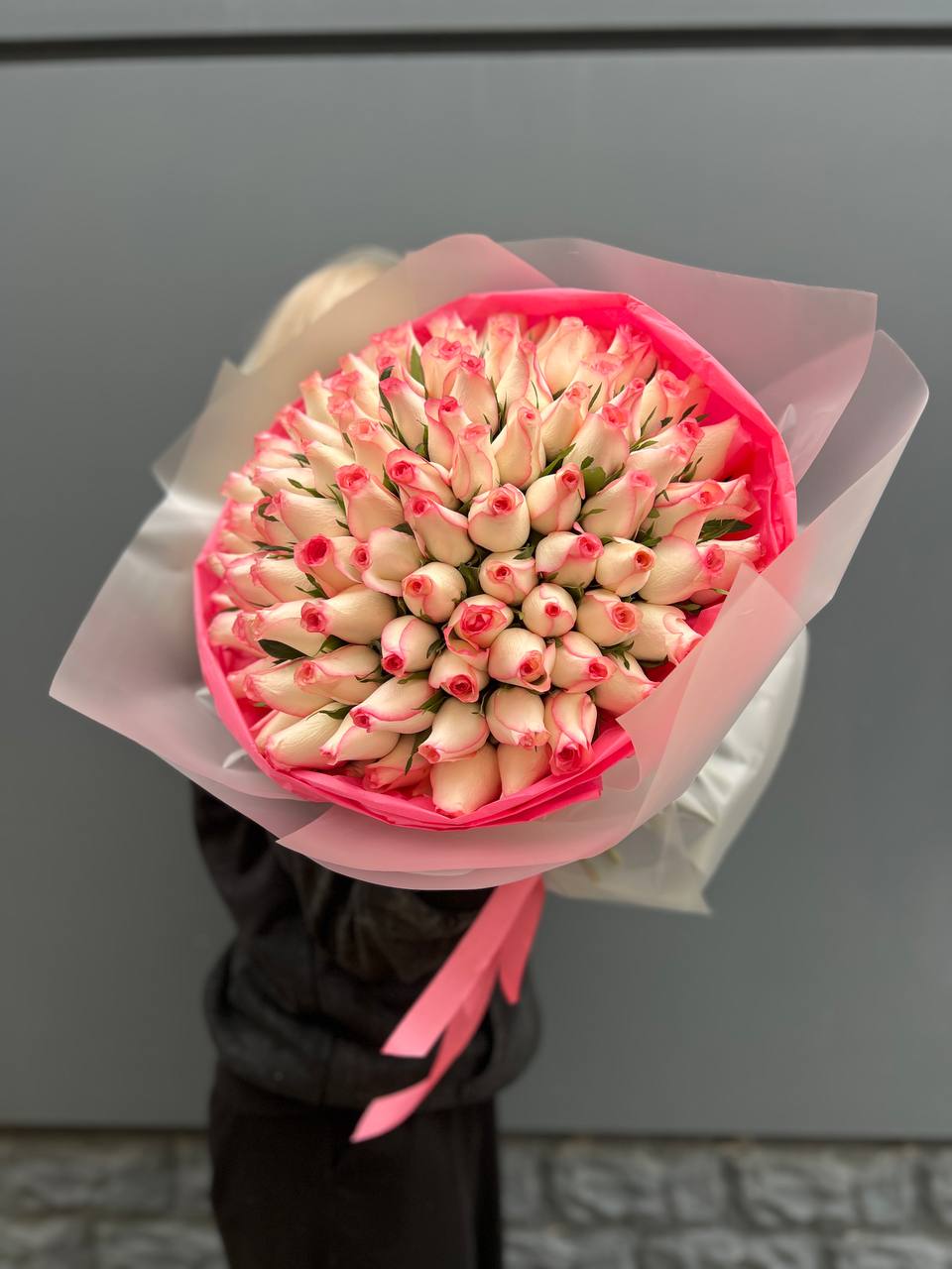 101 роза Джумилияв оформлении  с доставкой в Адлере