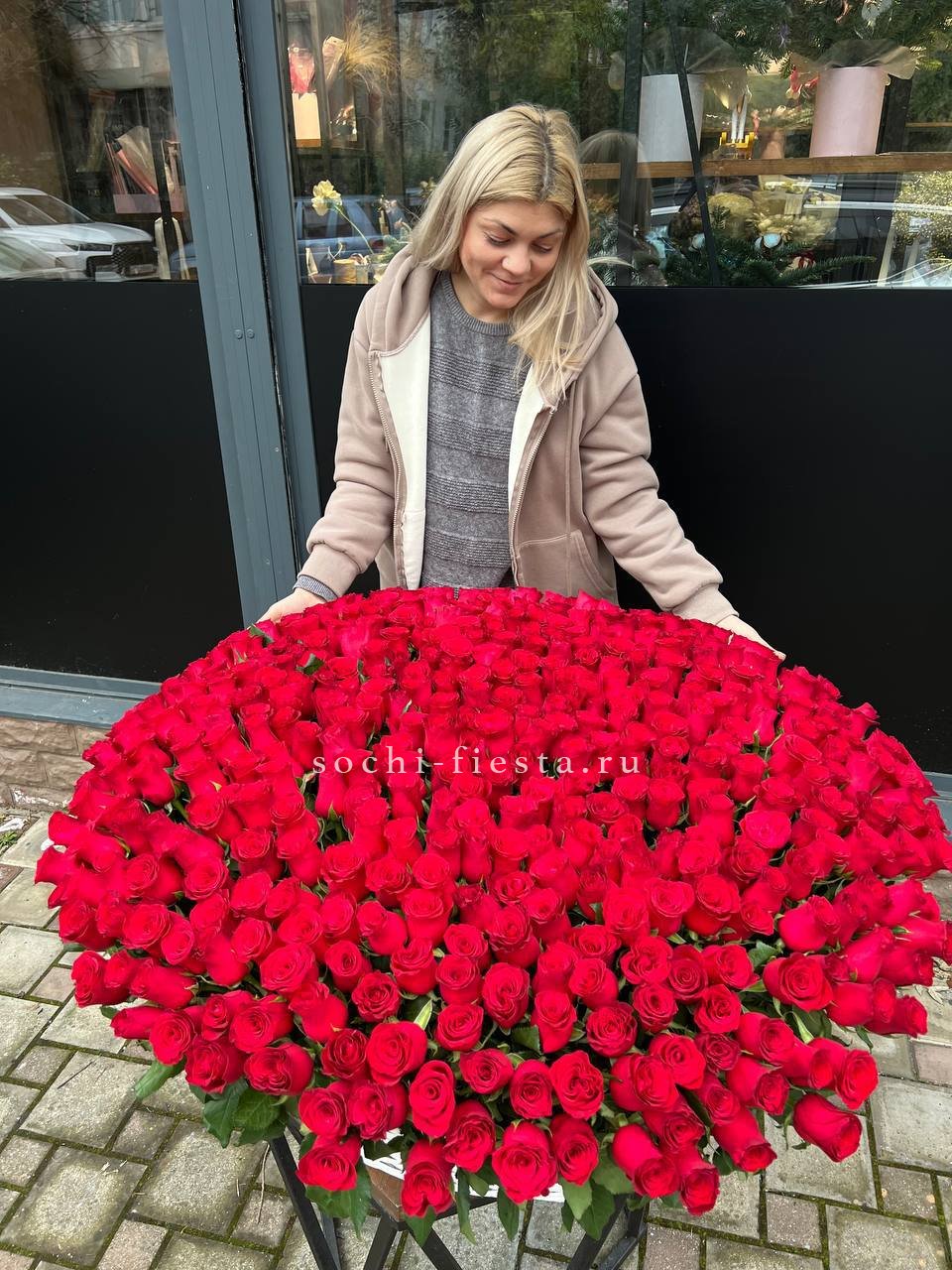 501 красная роза в корзине в Адлере