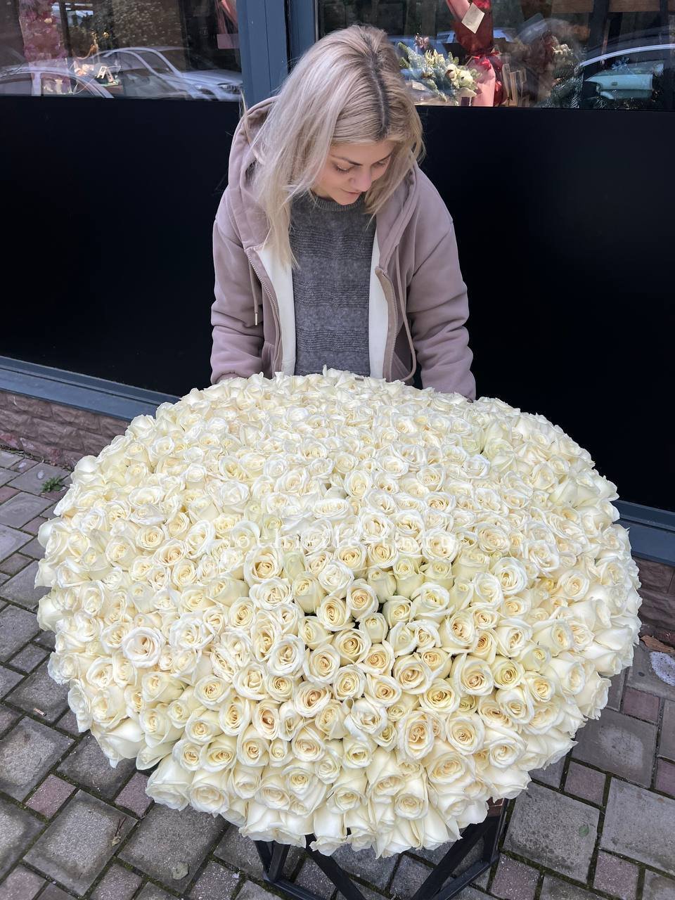 501 белая роза в корзине в Адлере