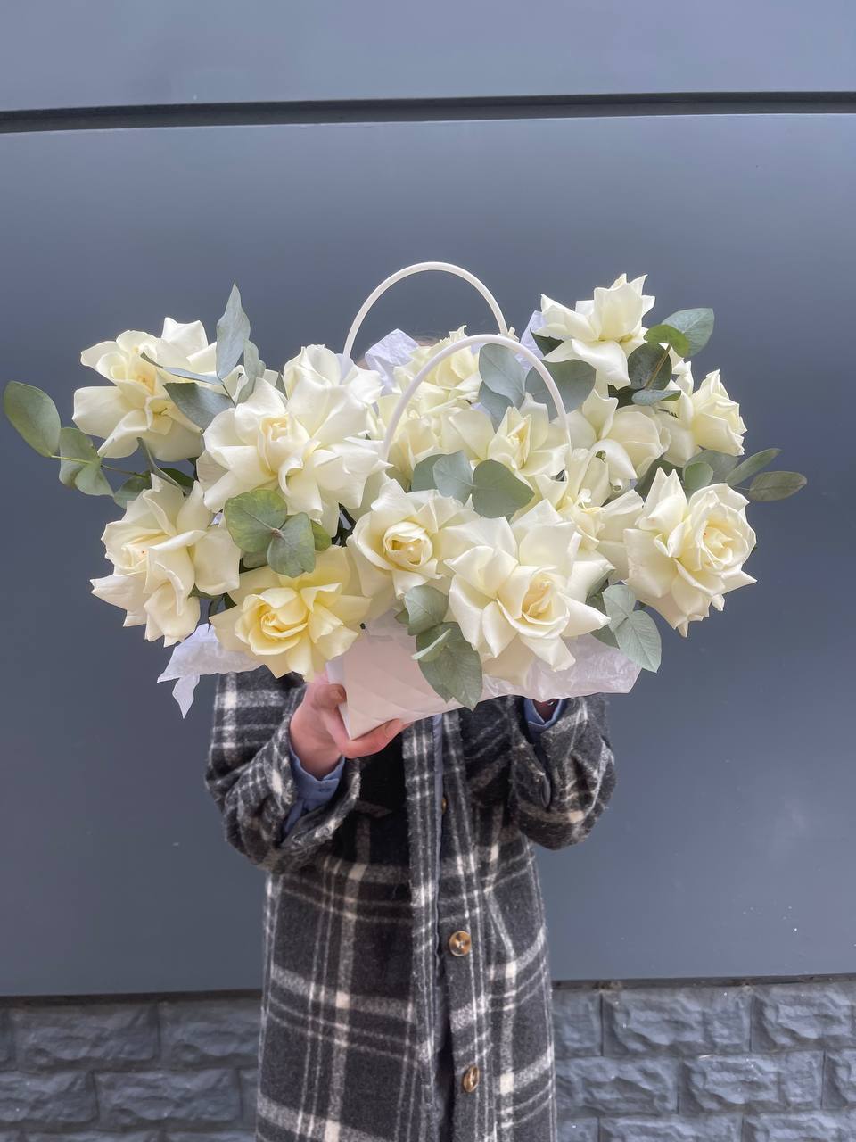 15 белых роз в сумочке в Адлере