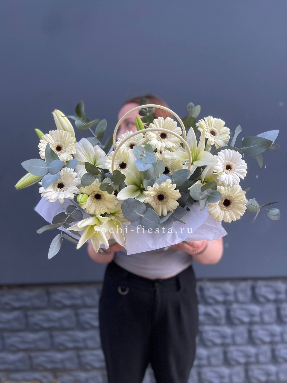 Сумочка лилии и герберы в Адлере