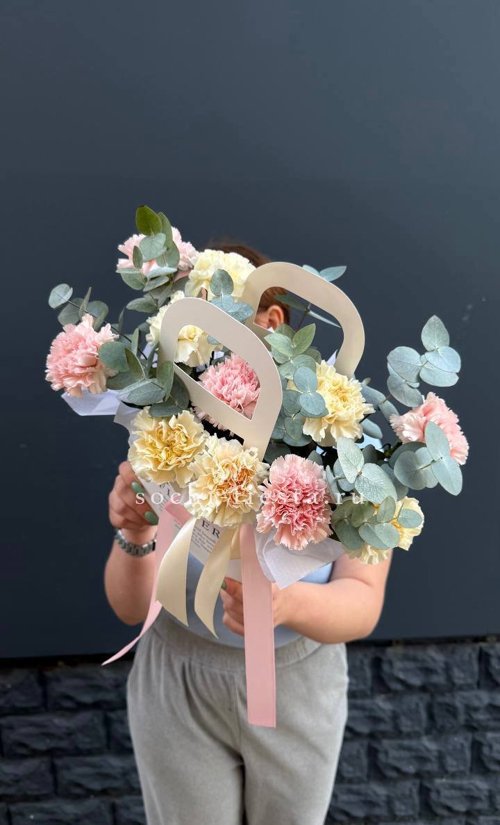 Сумочка из диантусов в Адлере