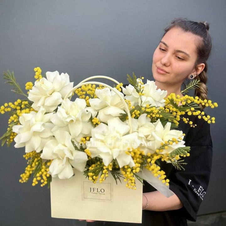 Французские Розы и мимоза  в сумочке  в Адлере