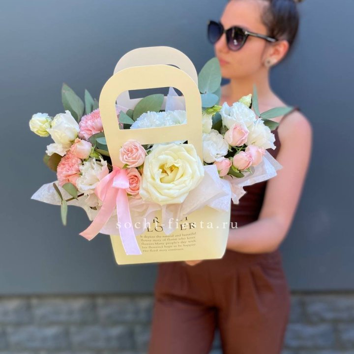 Цветочная сумочка "Рафаэль" с доставкой в Адлере