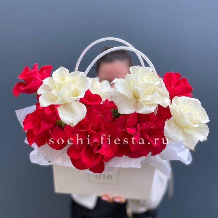 Сумочка  красных и белых роз в Адлере