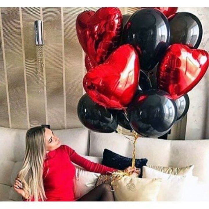 Фонтан из красных сердец с чёрными шарами  в Адлере