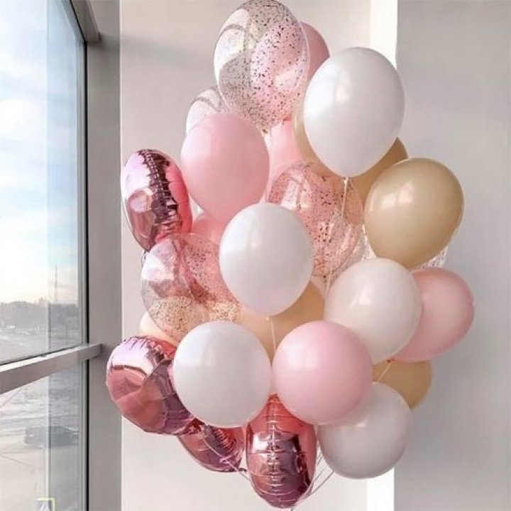 Фонтан шаров розового и белого цветов в Адлере