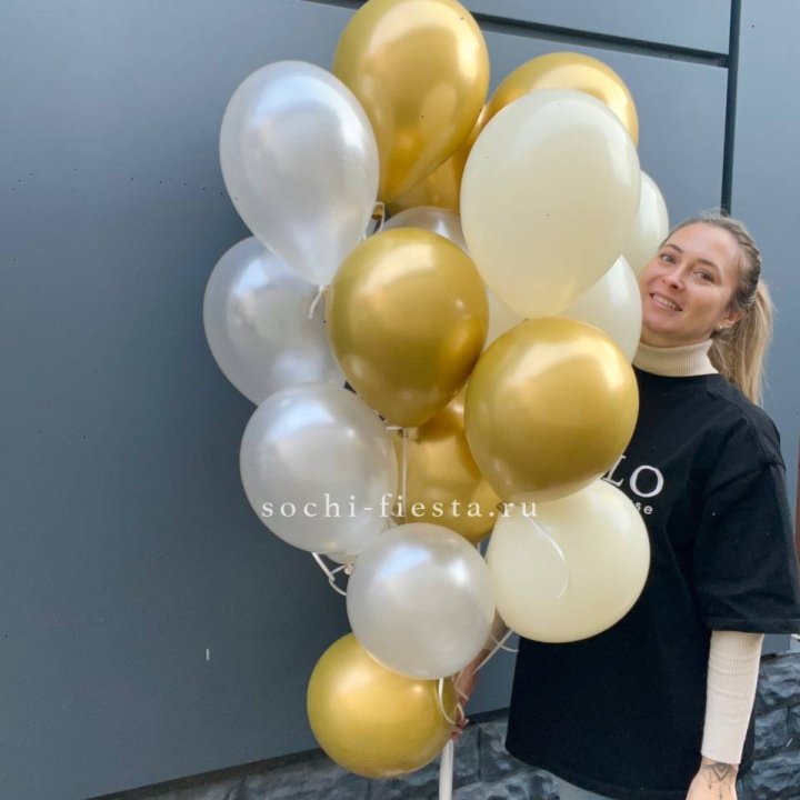 Облако шаров из белого и золотого оттенков в Адлере