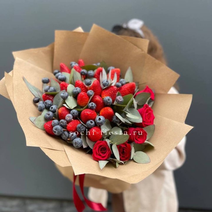 Клубника и голубика с цветами в Адлере