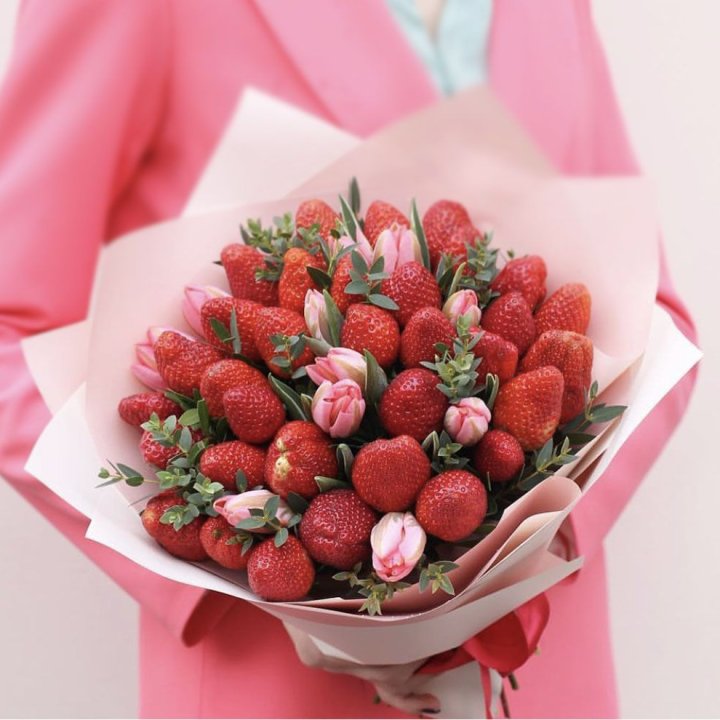 Тюльпаны и клубника в Адлере