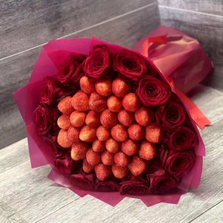 Клубничный букет с розами в Адлере