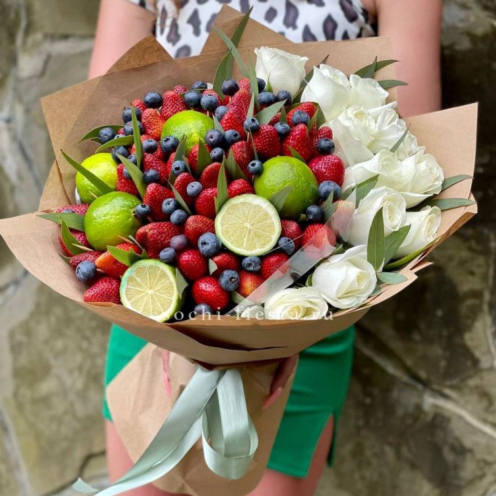 Ягодно-цитрусовый букет с розами в Адлере