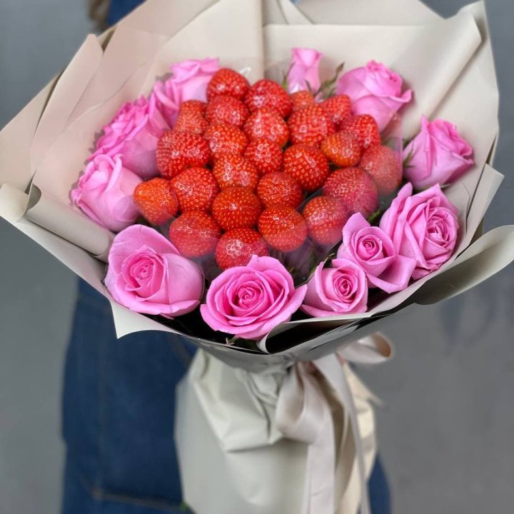 Клубника и розы в Адлере