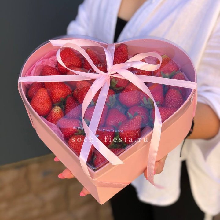 Коробочка сердце  с клубникой в Адлере