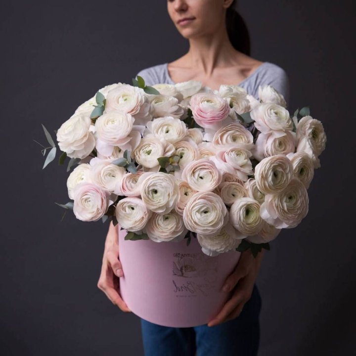 Бокс с ранункулюсами в Адлере