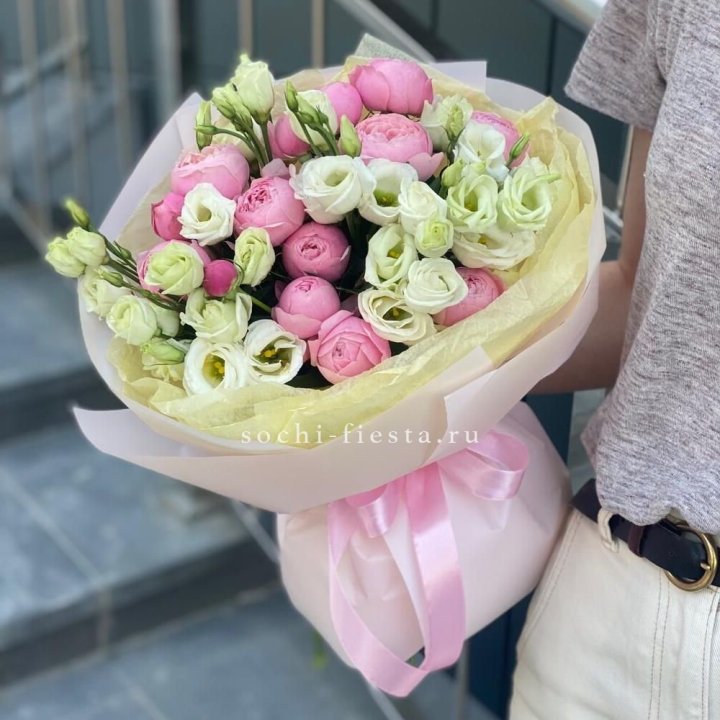 Букет кустовых роз с эустомой в Адлере