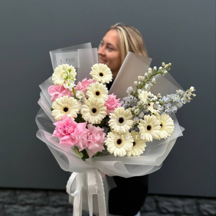 Букет роз и гербер в Адлере