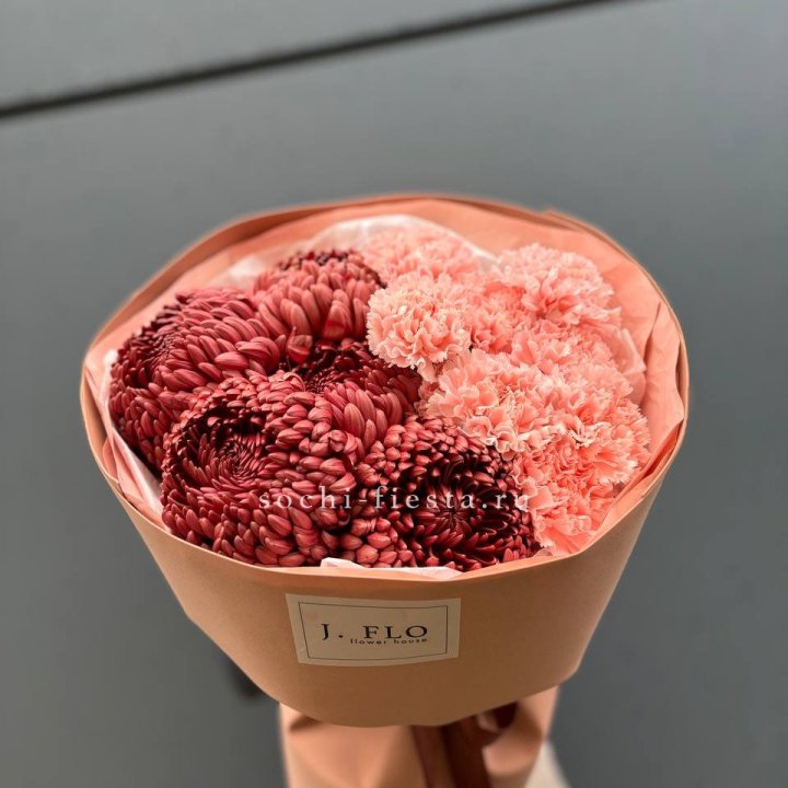 Букет хризантем и диантусов  в Адлере