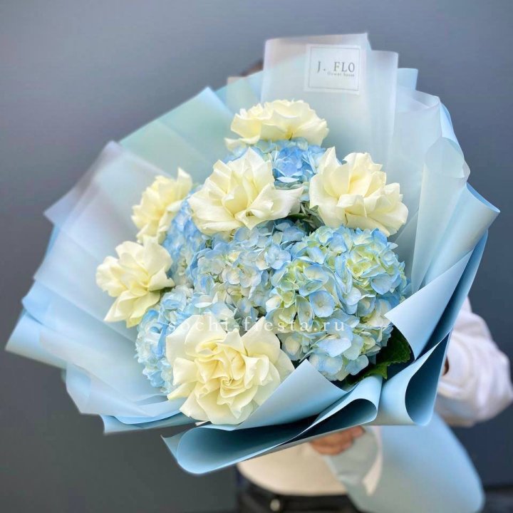  Букет из голубых гортензий и роз  в Адлере