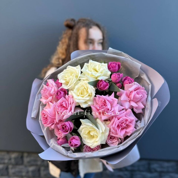 Букет французских и пионовидных роз в Адлере