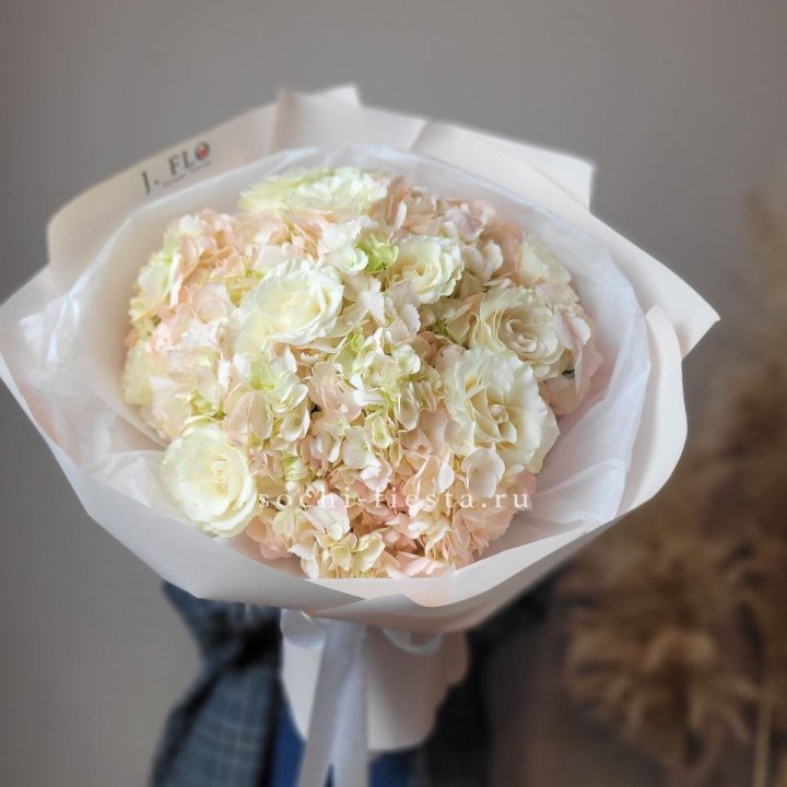  Букет гортензии и роз Marshmallow в Адлере