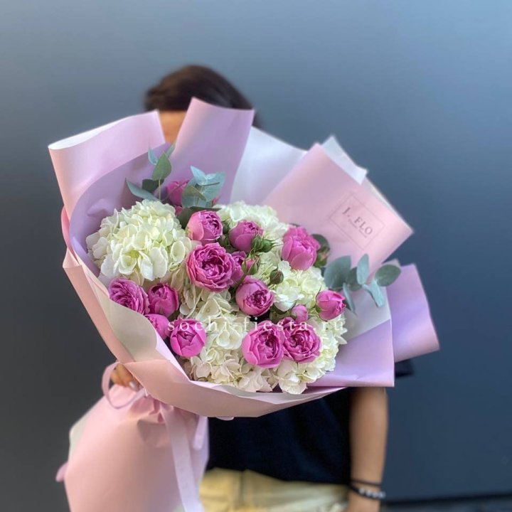 Букет белых гортензий и пионовидных роз  в Адлере