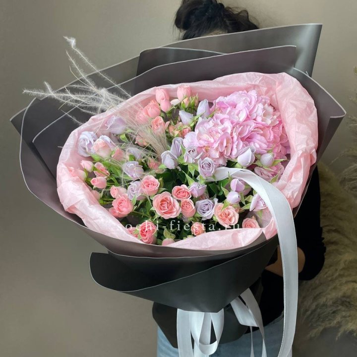  Букет гортензии и роз Саппоро в Адлере