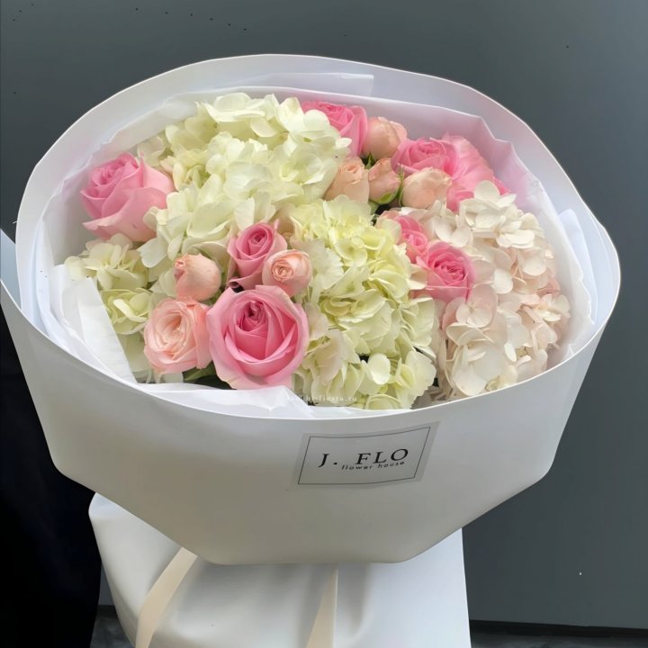  Букет гортензии и роз Teya в Адлере