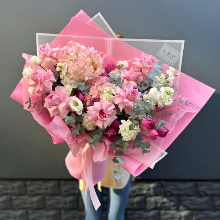 Дизайнерский букет №25 с доставкой в Адлере