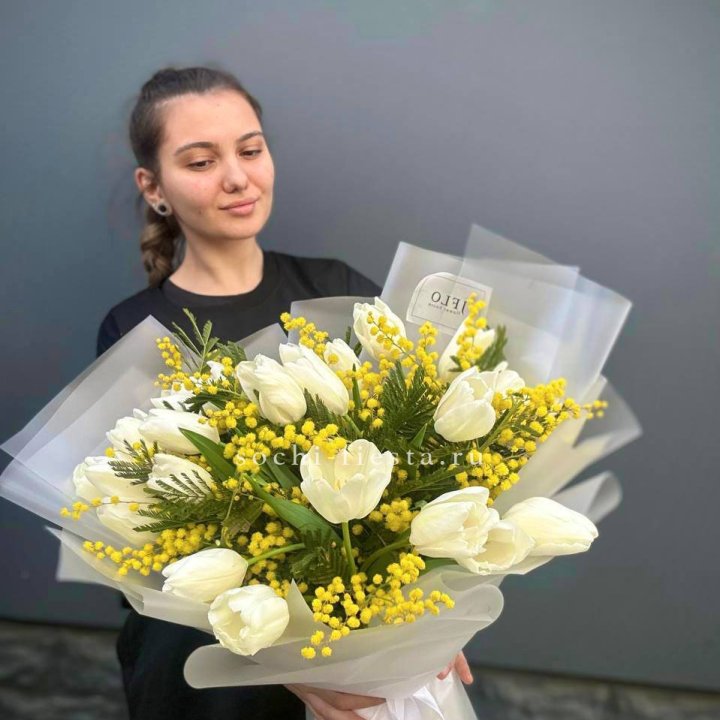 Букет тюльпанов и мимозы в Адлере
