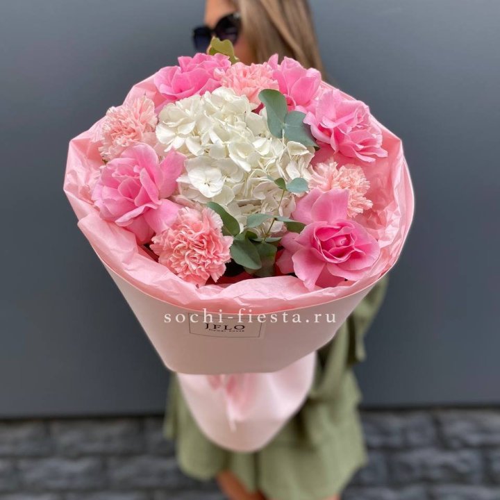  Букет роз и гортензии "Nuvola" в Адлере
