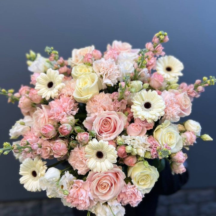 Авторский букет "Нежный" в Адлере