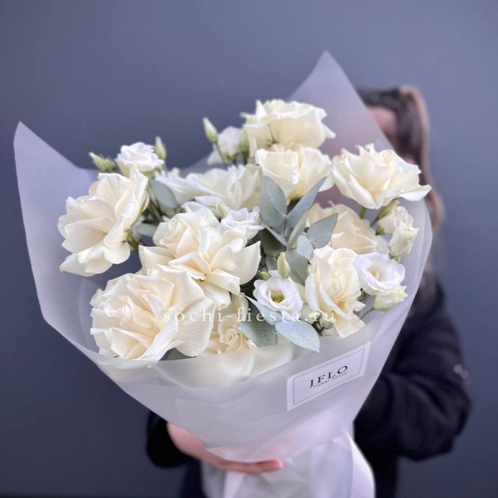 Букет французских роз и эустомы White в Адлере