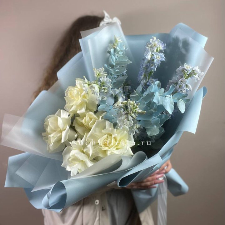 Букет из белых французских роз и дельфиниума в Адлере