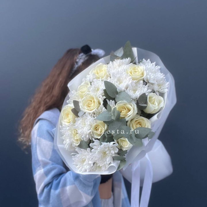  Букет белых роз с хризантемой  в Адлере