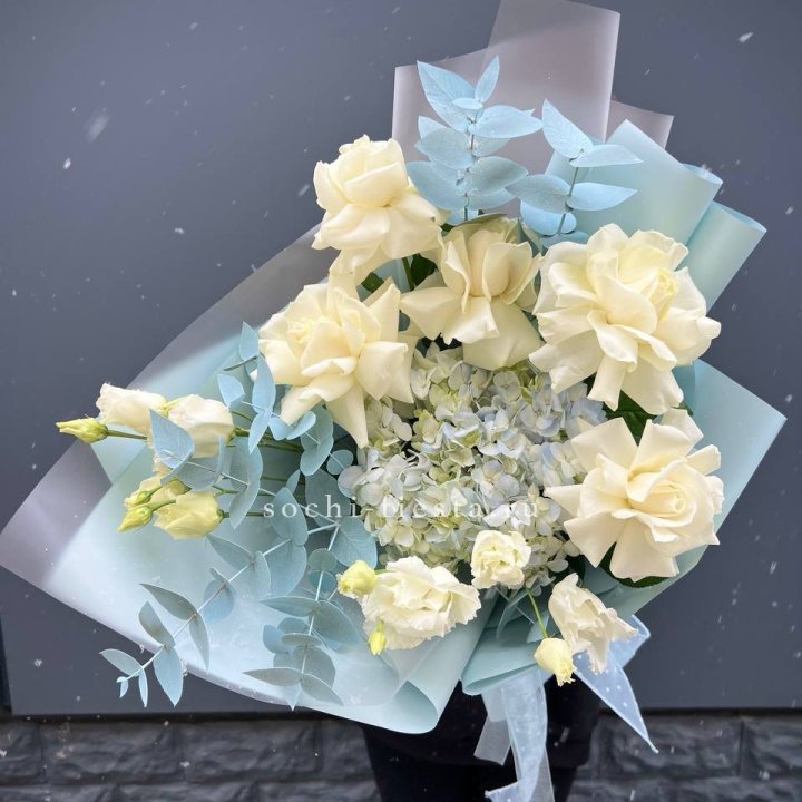 Букет с гортензией и белыми французскими розами в Адлере