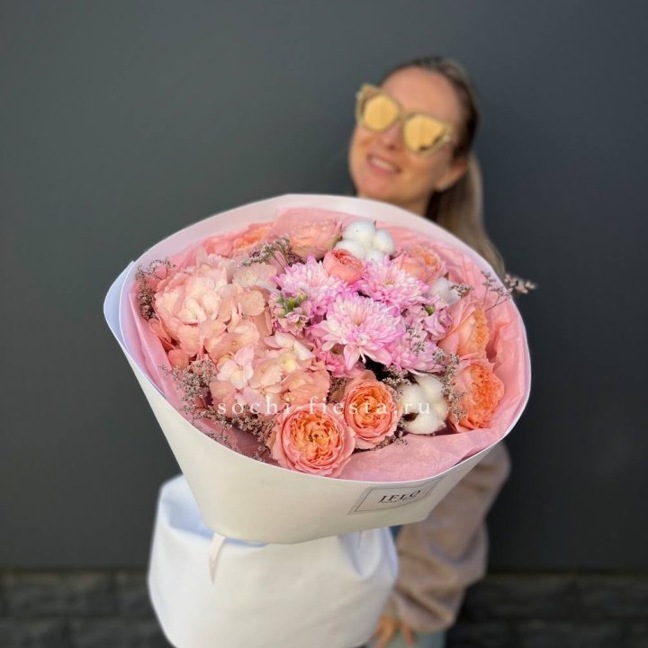 Букет гортензии и кустовых роз "Sconosciuto" в Адлере