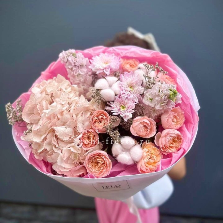 Букет гортензии и кустовых роз "Abbraccio" в Адлере