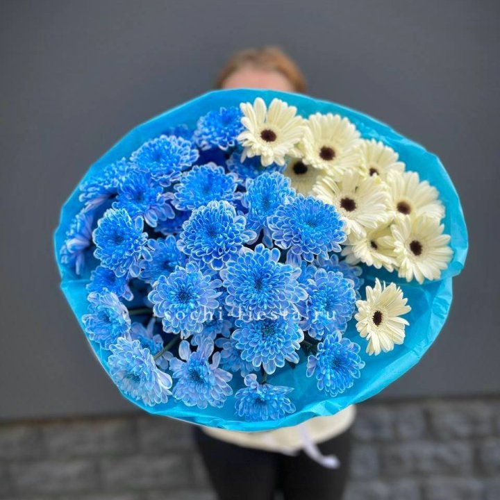 Букет хризантем и гербер в Адлере