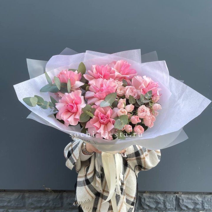 Букет французских и пионовидных роз  в Адлере