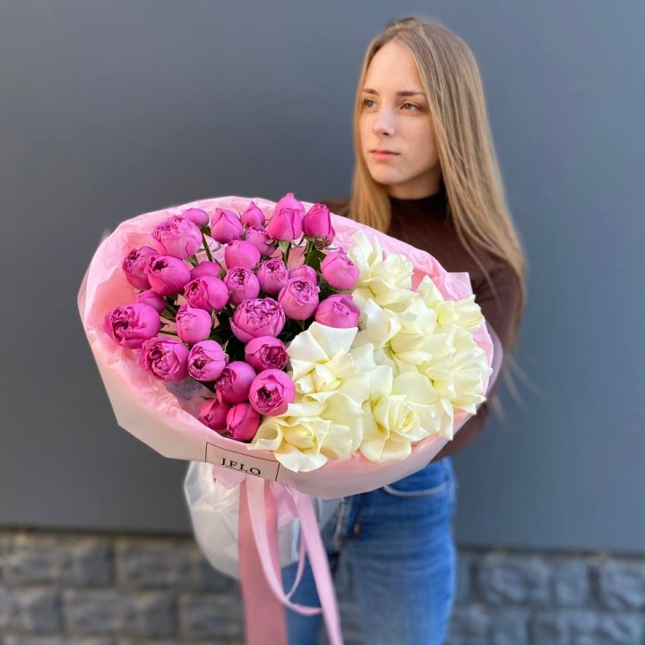 Дуо белых и кустовых роз с доставкой в Адлере